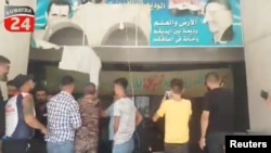 اعتراضات مردمی در شهر السویدا سوریه. تظاهرکنندگان تصویر بشار اسد را پاره کردند - ۸ سپتامبر ۲۰۲۳ (۱۷ شهریور ۱۴۰۲)