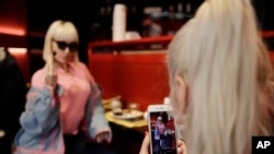 انسٹاگرام ایسے ٹولز یعنی نئی سہولیات پر کام کر رہا ہے جو تخلیق کاروں کو پلیٹ فارم پر زیادہ سے زیادہ رقم کمانے میں مدد فراہم کریں گے۔