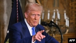 Президент Дональд Трамп выступает перед журналистами в Мар-а-Лаго. Февраль 2025 г. 