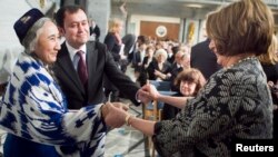 Chapdan, jahon uyg'urlari yetakchisi Robiya Qodir va uning muovini Olim Seytoff AQSh Kongressi a'zolari bilan ko'rishmoqda