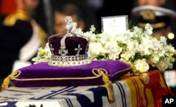 ملکہ برطانیہ کا تاج جس میں کوہ نور ہیرا جڑا ہے۔