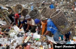 Pemulung mencari barang untuk didaur ulang di tempat pembuangan sampah di Desa Galuga, Bogor, Jawa Barat. (Foto: REUTERS/Supri)