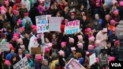 Демонстарнти збираються на проспекті Незалежності у Вашингтоні, 21 січня 2017 року.