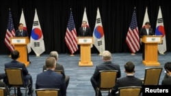 آنتونی بلینکن، چانگ اوی یونگ، و یوشیماسا هایاشی، وزیران خارجه ایالات متحده، کره جنوبی، و ژاپن در نشست خبری مشترک (شنبه ۲۳ بهمن ۱۴۰۰)