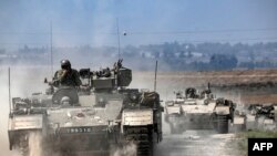 ستونی از نفربرهای زرهی ارتش اسرائیل در نزدیکی مرز با غزه. شنبه ۲٢ مهر ۱۴۰۲