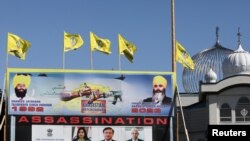 锡克教领袖哈迪普·辛格·尼贾尔(Hardeep Singh Nijjar)2023年6月在加拿大不列颠哥伦比亚省萨里的锡克教古德瓦拉寺庙被暗杀。2023年9月18日在该锡克教寺庙外仍可见悼念逝者的标牌。 （路透社图片）