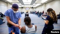 Seorang petugas kesehatan memberikan vaksin Moderna COVID-19 di Gereja Pentakosta Kanada di Toronto, Ontario, Kanada. Ratusan pengemudi truk Kanada berkumpul di Ottawa untuk demonstrasi besar-besaran menentang mandat vaksin untuk melintasi perbatasan. (Foto: Reuters)