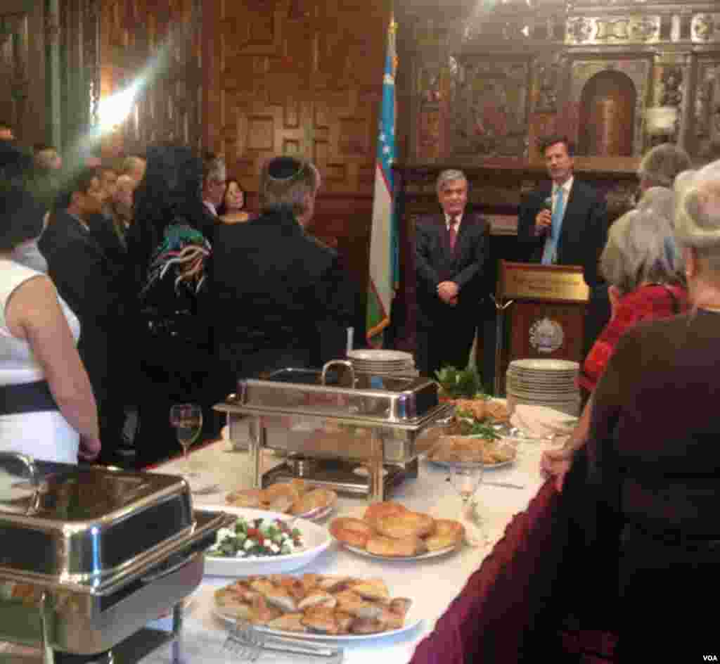 AQSh Davlat kotibi muovini Robert Bleyk so'zlamoqda