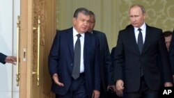 O'zbekistonning vaqtinchalik prezidenti Shavkat Mirziyoyev (chapda) Rossiya rahbari Vladimir Putin bilan, Toshkent, 6-sentabr, 2016-yil.