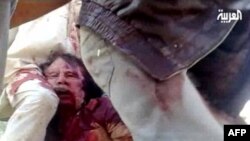 "Al-Arabiya" telekanali ko'rsatayotgan tasvir. Muammar Qaddafiy ona shahri Sirtada halok bo'lgan.