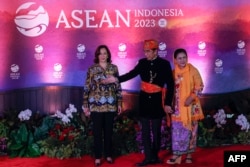 انڈو نیشیا کے صدر جوکو ودودو اور ان کی اہلیہ اریانا ودودو آسیان میں امریکی نائب صدر کاملا ہیرس کا خیر مقدم کر رہے ہیں۔ فوٹو اے ایف پی