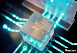 Sebuah cip anak perusahaan Huawei, HiSilicon, di Huawei China Eco-Partner Conference. (Foto: Reuters)
