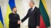 Litvanski predsjednik Gitanas Nauseda rukuje se sa ukrajinskim predsjednikom Volodimirom Zelenskim u Viljnusu (Foto: Ukrainian Presidential Press Office via AP)