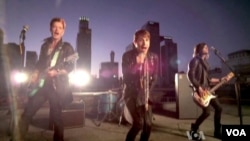 Drugi album Hot Šel Re zove se "Whatever".