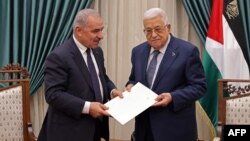 PM Palestina Mohammad Shtayyeh (Kiri) menyampaikan pengunduran diri pemerintahannya kepada Presiden Mahmud Abbas, di Ramallah hari Senin, 26 Februari 2024.