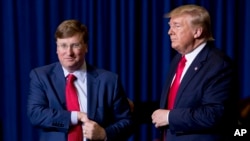 Predsednik Donald Tramp i guverner Misisipija Tejt Rivs na bini u Bankorp saut areni u Tupelu, Misisipi, 1. novembra 2019.