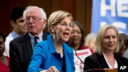 Senatorka Elizabet Voren, senator Berni Sanders i senatorka Kirsten Džilibrend na konferenciji za novinare na Kapitol hilu 13. septembra 2017.