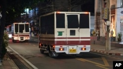 泰国日报《Prachatai》提供的照片显示，2025年2月27日，驶离曼谷一个拘留的车辆的车窗上贴着黑色胶带。(美联社)