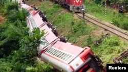 A derailed train is seen in Eseka, Cameroon, Oct. 21, 2016. 