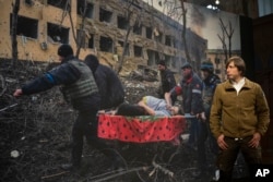 Dobitnik godišnje nagrade Vorld press foto, fotograf Associated Pressa Evgenii Maloletka, pozira ispred svoje pobedničke fotografije pre konferencije za štampu na kojoj se proglašavaju pobednici u Amsterdamu, Holandija, 20. aprila 2023.