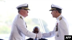 新任美军印太司令部司令的萨缪尔·帕帕罗（Samuel Paparo）海军上将（左）在美国檀香山举行的交接仪式上与即将卸任的海军上将约翰·阿奎利诺（John Aquilino）握手。2024年5月3日。