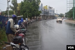 Motorbikes line up for hours to buy fuel from a petrol station in Juba, South Sudan, May 10, 2016. South Sudan faces a severe fuel shortage. (J. Patinkin/VOA)