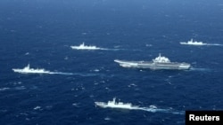 中国的辽宁号航母及其舰队在南中国海海域进行演习(2016年12月)。