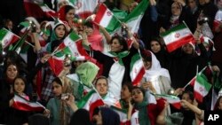 Para perempuan Iran bersorak selama pertandingan sepak bola kualifikasi Piala Dunia 2022 antara Timnas Iran melawan Kamboja, di Stadion Azadi di Teheran (foto: dok). 