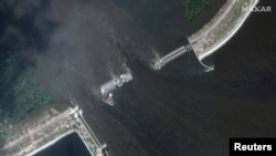 تصویر اینترنتی از سد و نیروگاه برق آبی نووا کاخوفکا پس از ریزش. آرشیو