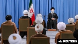 Pemimpin Tertinggi Iran Ayatollah Ali Khamenei bertemu anggota Majelis Pakar di Teheran, Iran, 22 Februari 2021. 