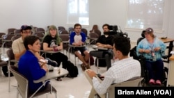 Studenti Univerziteta Hofstra razgovaraju o predstojećim izborima. 