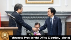 台湾总统赖清德(右) 12月22日与到访台湾的日本自民党代理干事长萩生田光一会晤。