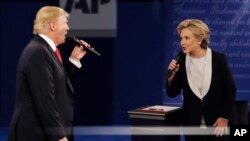 Donald Tramp i Hilari Klinton na drugoj predsedničkoj debati u Sent Luisu, 9. oktobra 2016.