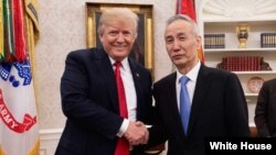 Presiden AS Donald Trump saat bertemu dengan Wakil Perdana Menteri China, Liu He di Gedung Putih, Washington, D.C., 17 Mei 2018. 