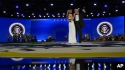 Президент Дональд Трамп и первая леди Мелания Трамп танцуют на «Балу свободы», который является частью 60-й президентской инаугурации, 20 января 2025 года, Вашингтон