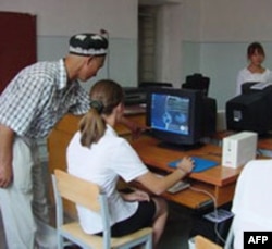 Kimda kim dasturda qatnashaman desa, qayerdan ma’lumot olishi mumkin degan savolga USAID xodimlari “odatda mahalliy matbuotda e’lon chop etamiz” deydi.