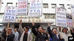 Conservative protesters shout slogans during a rally supporting the South Korea-U.S. free trade agreement (FTA) talks near the National Assembly in Seoul November 1, 2011.