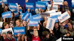 Pristalice Bernija Sandersa slave u Mančesteru u Nju Hempširu (Foto: Reuters/Rick Wilking)