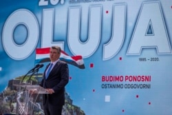 Predsednik Hrvatske Zoran Milanović obraća se okupljenim zvanicama i vojnom osobolju tokom proslave 25. godišnjice vojno-policijske akcije "Oluja", u Kninu, Hrvatska, 5. avgusta 2020. (Foto: AP, Darko Bandić)