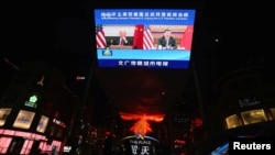 2021年11月16日，一个屏幕播放中国官媒中央电视台新闻联播，中国国家主席习近平和美国总统拜登举行视频会谈。