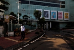 Seorang petugas keamanan berpatroli di sebuah mal yang tutup saat penerapan Pembatasan Sosial Berskala Besar (PSBB) untuk mencegah penyebaran wabah virus corona, di Jakarta, 11 April 2020. (Foto: Reuters)