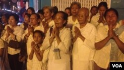 Cambodians pray near the cremation of former King Norodom Sihanouk in Phnom Penh, Cambodia, February 4, 2013. (R. Carmichael/VOA)