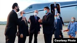 资料照片：时任美国副国务卿的基斯·克拉奇(左4）访问台湾在机场受到台湾外交部官员欢迎。(2020年9月17日，台湾外交部照片)