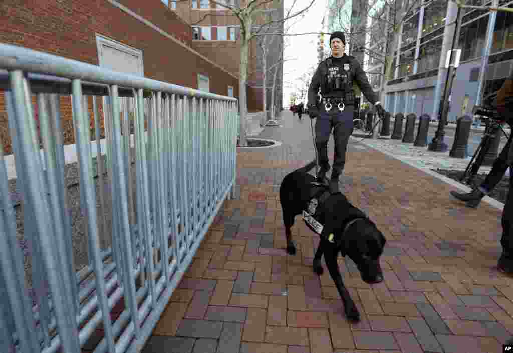 Bostonda Johar Sarnayev ishi ko'rildigan sud binosi oldida. 5-yanvar, 2015-yil.