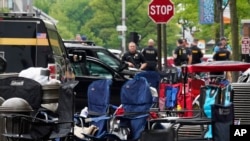 Policija na mestu masovne pucnjave u Hajlend parku u Čikagu 4. jula 2022.