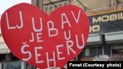 Jedan od transparenata na protestu studenata u Novom Pazaru (FoNet/Senad Župljanin)