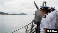 美國一艘軍艦2016年12月15日在南中國海巡航期間在越南金蘭港靠港（美國海軍照片）