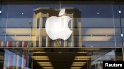 Logo Apple di depan salah satu toko ritelnya di San Francisco, California. (Foto: Dok)