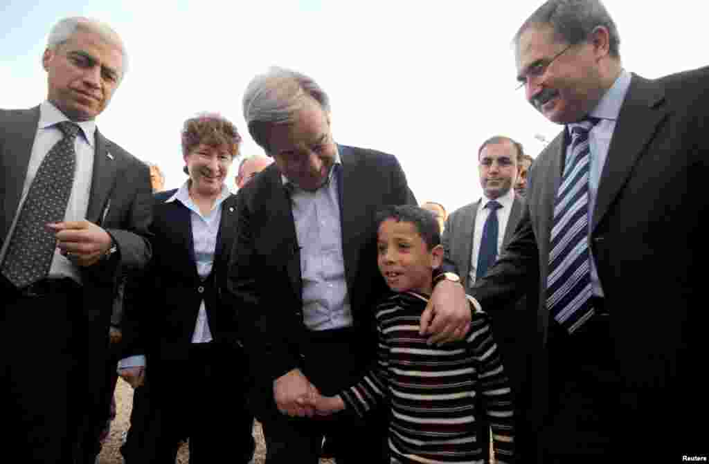 BMTning Qochqinlar masalalari bo'yicha oliy komissari Antonio Guteres Turkiyada suriyalik qochqinlar shaharchasini ko'zdan kechirmoqda. 10-mart, 2013-yil