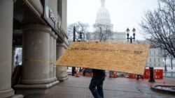 Lokalne prodavnice i firme u blizini državnog kapitola daskama zaštićuju svoje izloge pre najavljenih protesta u Lensingu u Mičigenu, 15. januara 2020.